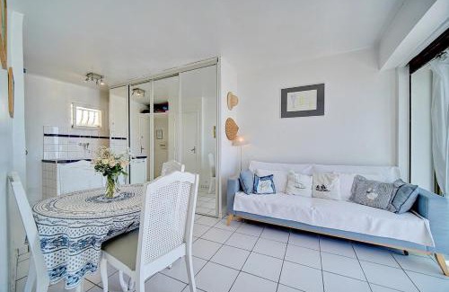 Le Suquet Apartment | CHARMANT 2 PIECES AVEC TERRASSE VUE MER l! A1B120
