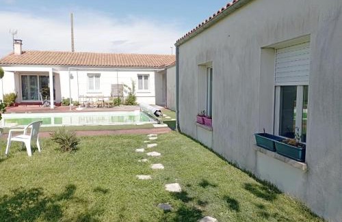 La Jarrie Apartment | Charmant appartement avec jardin et piscine à La Jarrie