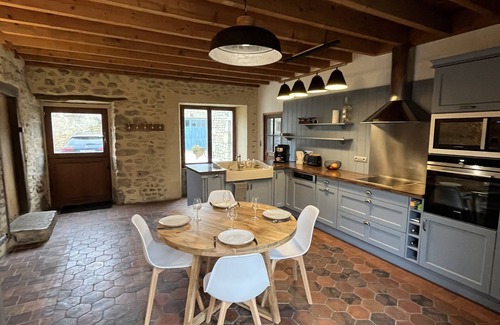 Beauvilliers House | Charmant Corps de Ferme Rénové Avec 4 Ânes + Studio - 10 Adultes/1 Enfant/1 Bébé