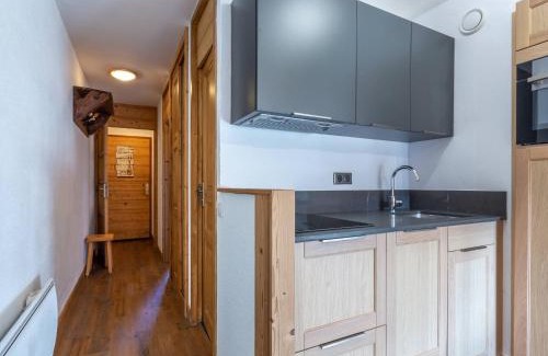 Meribel-Mottaret Apartment | Charmant duplex 8 pers. skis aux pieds à Méribel Mottaret, balcon, cuisine équipée, animaux admis - FR-1-355-141