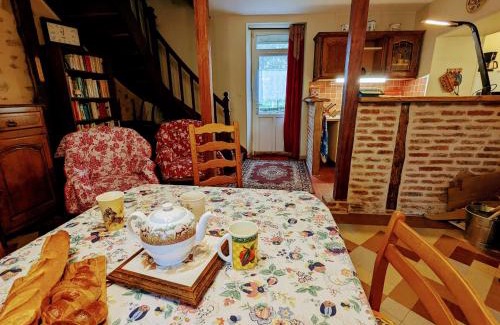 Le Menoux House | Charmant gîte avec terrasse, poêle à bois et parking privé près de la Creuse et d'Argenton-sur-Creuse - FR-1-591-564