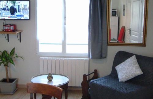 Montreuil-le-Henri House | Charmant Gîte Confortable avec Wifi, au Cœur d'un Village Typique près de Bercé - FR-1-410-225