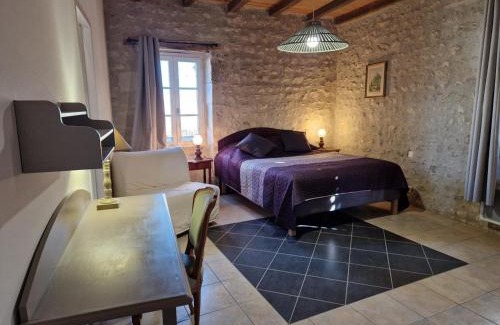 Charroux House | Charmant Gîte en Pierre à Charroux avec Terrasse - FR-1-489-567