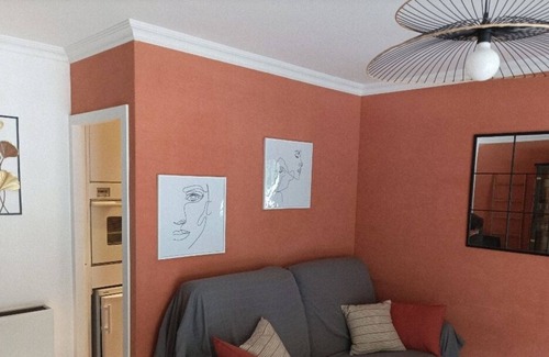Mandelieu-la-Napoule Beach Apartment | Charmant Studio 34m2. Face au Port et à la Plage du Château. Grand Balcon