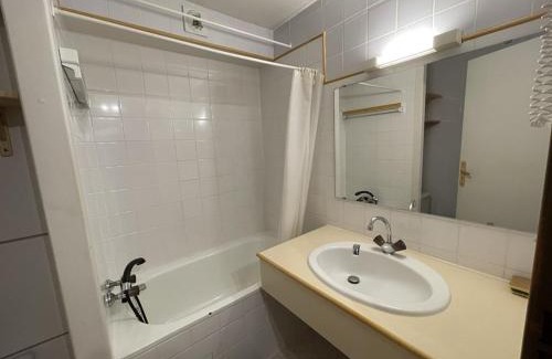 Laveissiere Apartment | Charmant studio avec balcon, au pied des pistes et commerces à Laveissière - FR-1-787-44