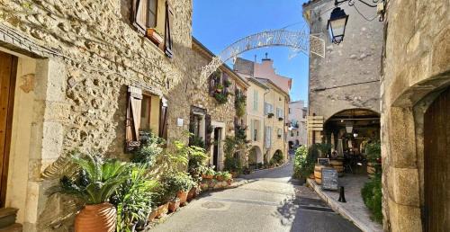 Le Broc Bed & Breakfast | Charmant Studio Indépendant Le Broc avec parking privé