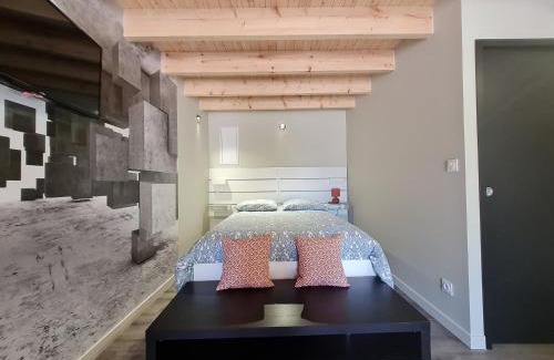 Rochetrejoux House | Charmant studio rénové avec mezzanine, cour privative et parking à Rochetrejoux - FR-1-426-479