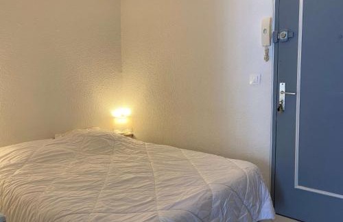 Balaruc-les-Bains Apartment | Charmant T1 avec Terrasse, Véranda et Climatisation à Balaruc-les-Bains, Exposé Sud, 2 Étoiles - FR-1-553-5