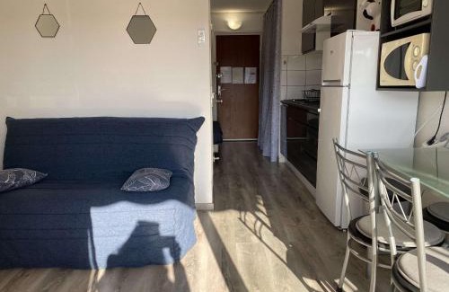 Balaruc-les-Bains Apartment | Charmant T1 climatisé avec wifi, proche thermes et commerces, balcon, 2 étoiles, Balaruc-les-Bains - FR-1-553-35