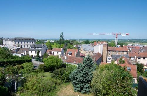 Saint-Cyr-l'Ecole Apartment | Charmant T2 avec Terrasse - Gare à 100m et parking gratuit