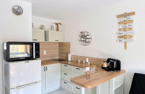 Le Lavandou Apartment | Charmant T2 piscine proche plage