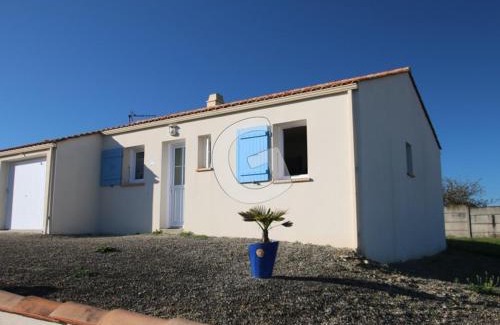 Saint-Vincent-sur-Jard House | Charmante maison pour 4 personnes avec terrasse, à 1,8 km de la plage et proche des commodités - FR-1-357-76