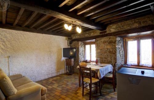 Pralong House | Charmante maison avec poêle et salon ombragé à Pralong - FR-1-496-261