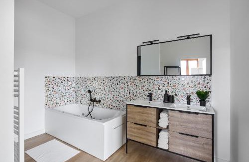 Beaupreau House | Charmante Maison - Le Cœur des Hommes - Wifi, Balnéo, Hammam