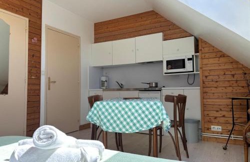 Auguaise House | Charmante studette au calme avec terrasse et parking