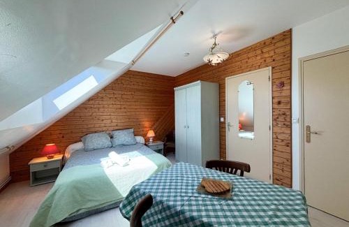 Auguaise House | Charmante studette au calme avec terrasse et parking