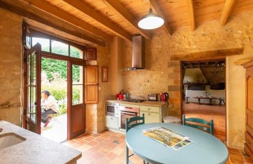 Asnieres sur Vegre House | Charme et authenticité : gîte pour 4 pers. en bord de rivière avec jardin enchanteur en Sarthe - FR-1-410-236
