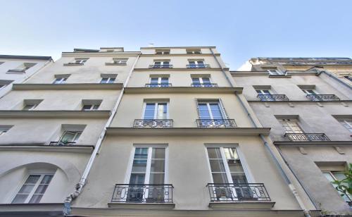 Quartier Sainte-Avoye Apartment | Charme et Chic du Marais
