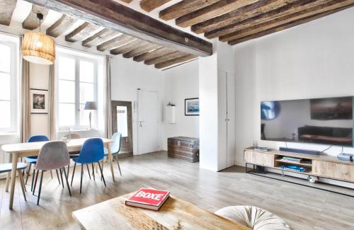 Quartier Sainte-Avoye Apartment | Charme et Chic du Marais