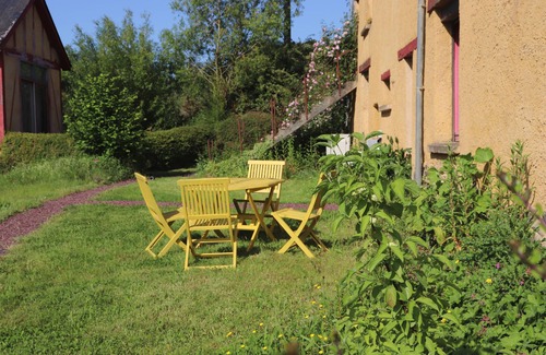 Saint-Meen-le-Grand Cottage | Charme et Nature - Room in a mud house in Brocéliande country