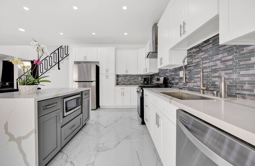 Reseda House | Charmer Salt Water Pool 2 Story House 2800 sq ft