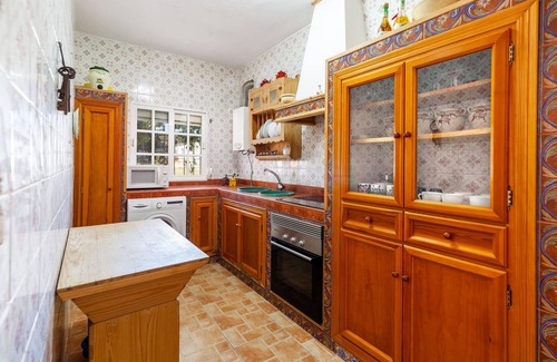 Chiclana de la Frontera House | Charming Home with Spacious Garden, Pool, Terrace and Wi-Fi; Pet-Friendly