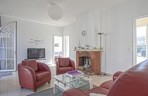 Sainte-Honorine-des-Pertes House | Charming Coastal Hideaway