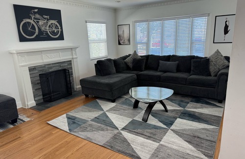 Ladera Heights House | Charming 3-bedroom house with WiFi and AC in View Park-Windsor Hills near LAX.