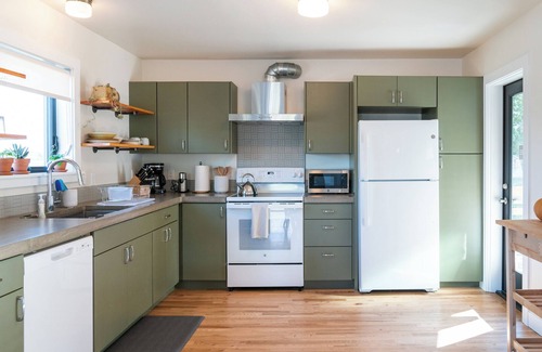 St. Helens Apartment | Charming 1/1 apartment at the St. Helens waterfront with amazing views.