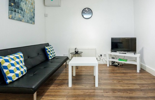 New Cross Apartment | Charming 1-Bed Basement Apartment in Lewisham