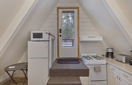 Mammoth Lakes Apartment | Charming 1 Bed Chalet 5 min. walk to The Village!