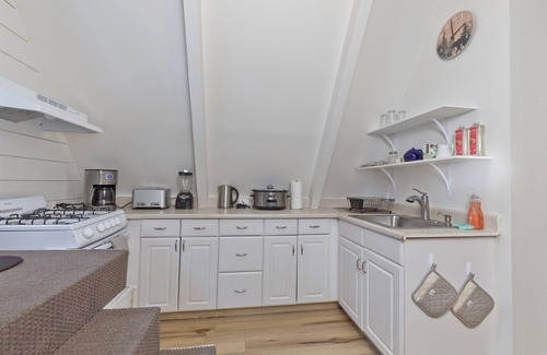 Mammoth Lakes Apartment | Charming 1 Bed Chalet 5 min. walk to The Village!