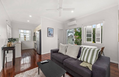 Bald Hills House | Charming 1-Bed Cottage with Garden Retreat