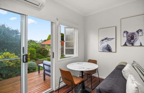 Bald Hills House | Charming 1-Bed Cottage with Garden Retreat