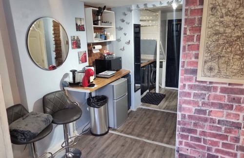 Fulwell and Hampton Hill Apartment | Charming 1-bed Studio Annex,parking,kitchen,wifi