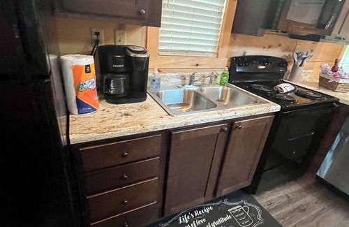 Sevierville Cabin | Charming 1-bed tiny cabin in delightful Sevierville with WiFi, AC, and Hot tub