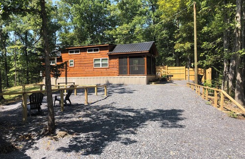 Sevierville Cabin | Charming 1-bed tiny cabin in delightful Sevierville with WiFi, AC, and Hot tub