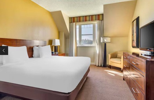 South Lake Tahoe Resort | Charming 1-bedroom, with kitchen. Resort with pool, fitness center, and full bar