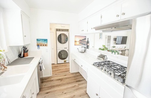 The Strand Apartment | Charming 1-bedroom beach house in downtown Manhattan Beach steps from the sand
