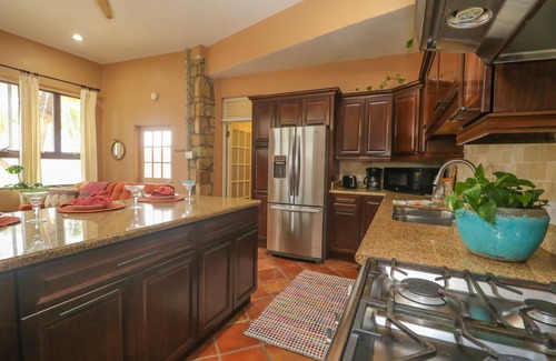 Orange Grove Villa | Charming 1 Bedroom: Bougainvillea Suite