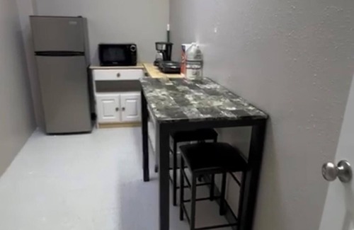 Glen Iris Apartment | Charming 1-bedroom apartment with AC, fitness room private parking .