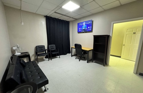 Glen Iris Apartment | Charming 1-bedroom apartment with AC, fitness room private parking .