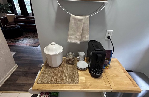 Greensburg Apartment | Charming 1-bedroom apartment in Southwest Greensburg - close to everything.