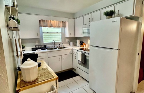 Greensburg Apartment | Charming 1-bedroom apartment in Southwest Greensburg - close to everything.