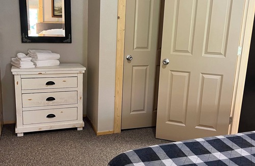Lake Shore Hotel | Charming 1-bedroom at Gull Lake Motel in welcoming Lake Shore with AC and WiFi