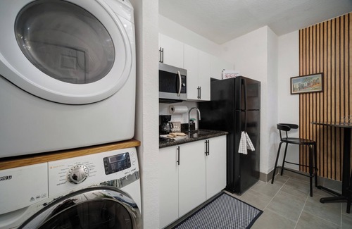 Sunrise Apartment | Charming 1-bedroom aFLL apartment near Sawgrass & Hard Rock with WiFi, AC.