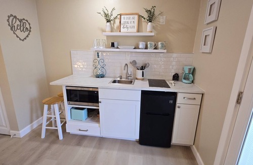 Gulfport Apartment | Charming 1-bedroom apartment with private entrance in historic downtown Gulfport