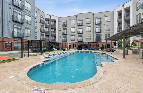 Old East Dallas Apartment | Charming 1-bedroom apartment in wonderful Dallas with AC, WiFi, fitness room
