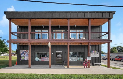Tarlton Apartment | Charming 1-bedroom apartment in pleasant Tarlton. Where modern meets cozy.