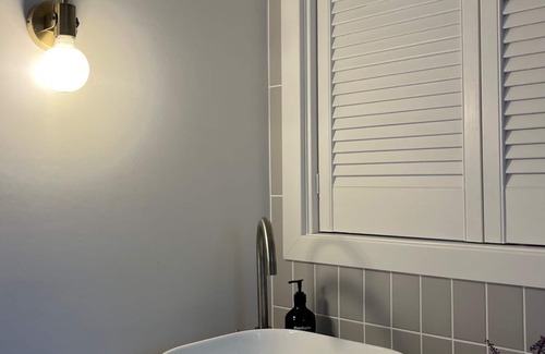 Scotts Head Apartment | Charming 1 bedroom apartment by the sea - 4 mins from everything